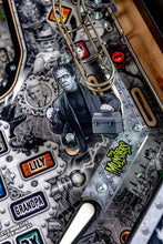 Laden Sie das Bild in den Galerie-Viewer, The Munsters Premium Flipper